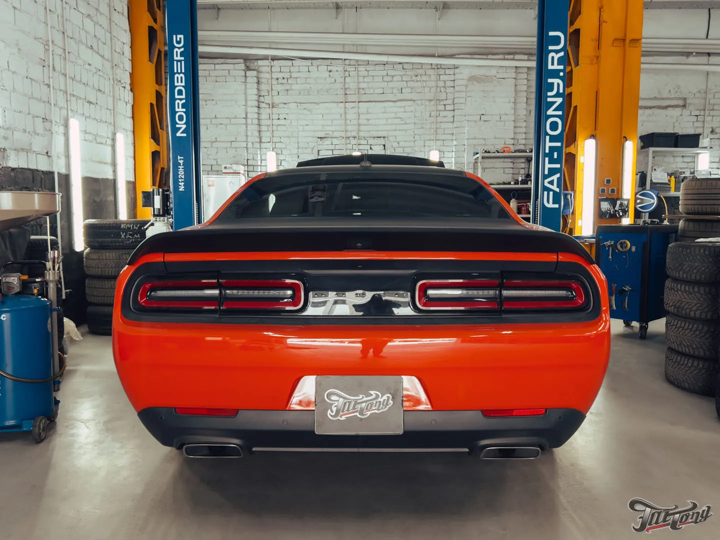 Техническое обслуживание яркого Dodge Challenger Shaker